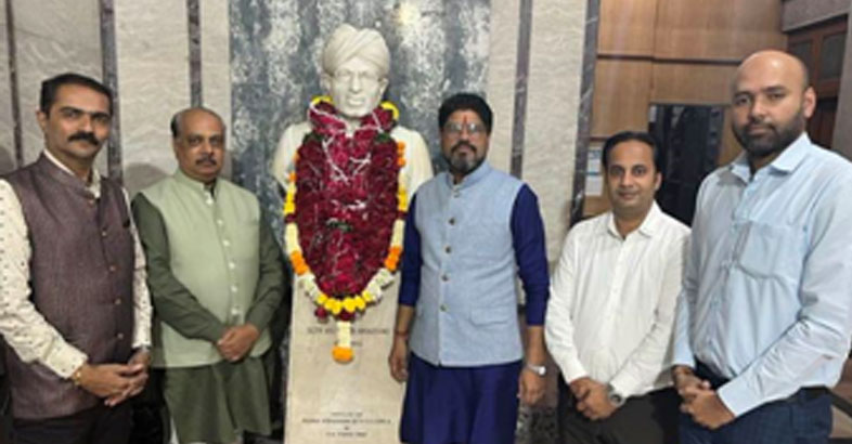 giving floral tributes to the statue of Sheth Walchand Hirachand 
